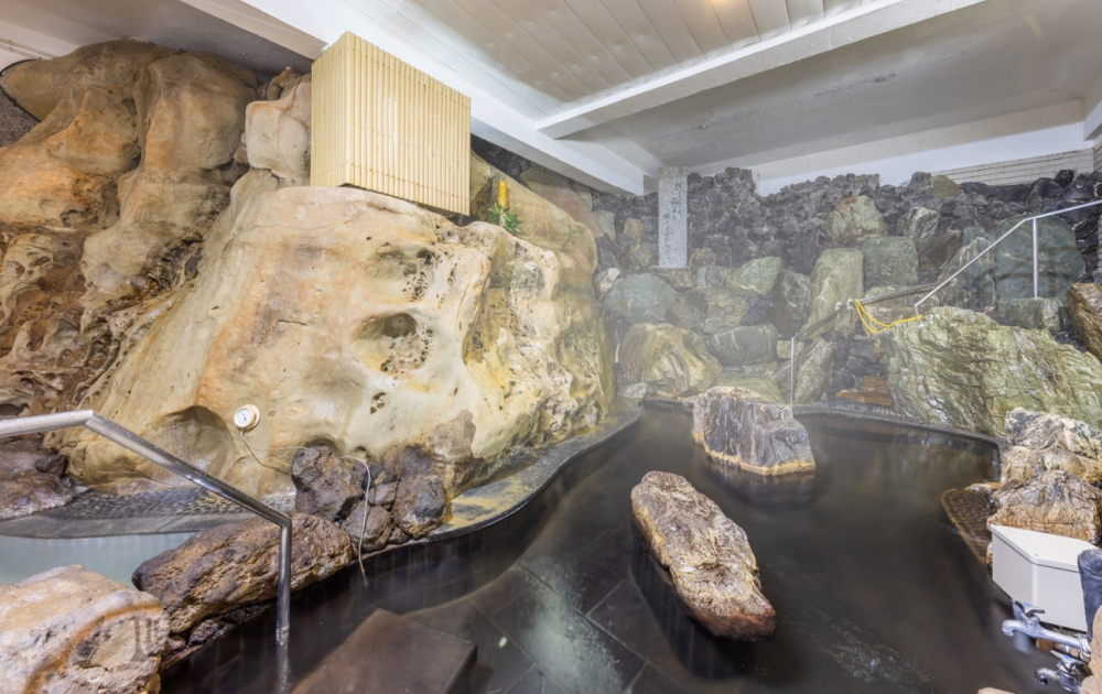 悠久の時を超えた「古代の湯」岩風呂